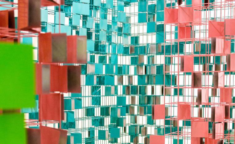 راشد بن خليفة يحاكي المشربيات في لوحات فنية