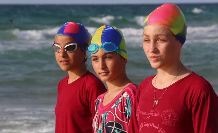 الفتيات يمارسن هواية السباحة في أول نادٍ مختلط بغزة