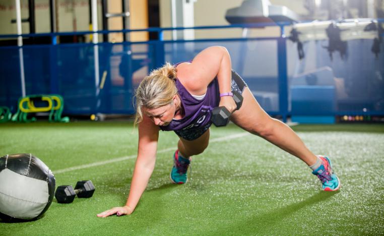 امرأة تمارس تمارين ضغط