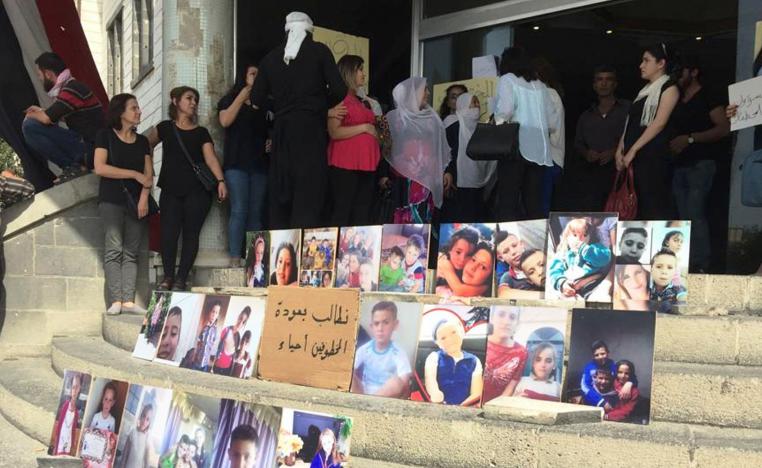 أهالي المخطوفين لا يملكون إلا الاعتصام للغضط على دمشق