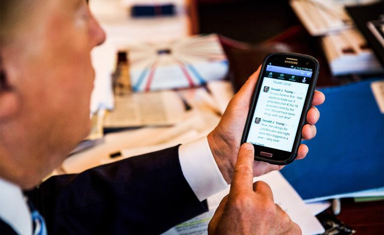 ترامب يغرد باستخدام ايفون