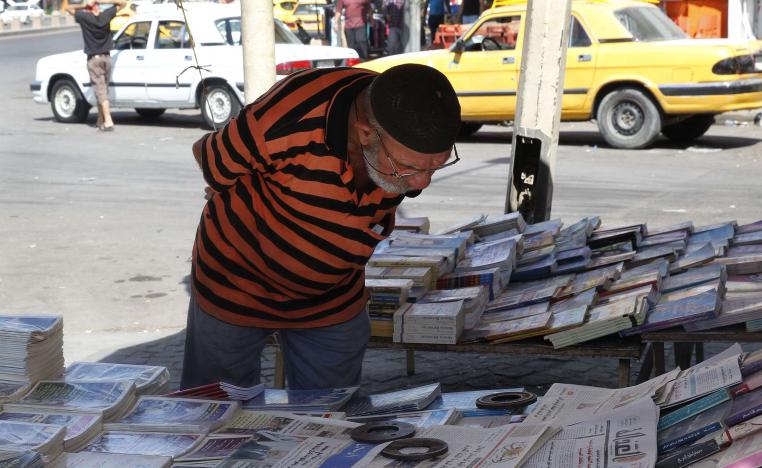 عراقي يفضل المرور على الصحف بدل شرائها