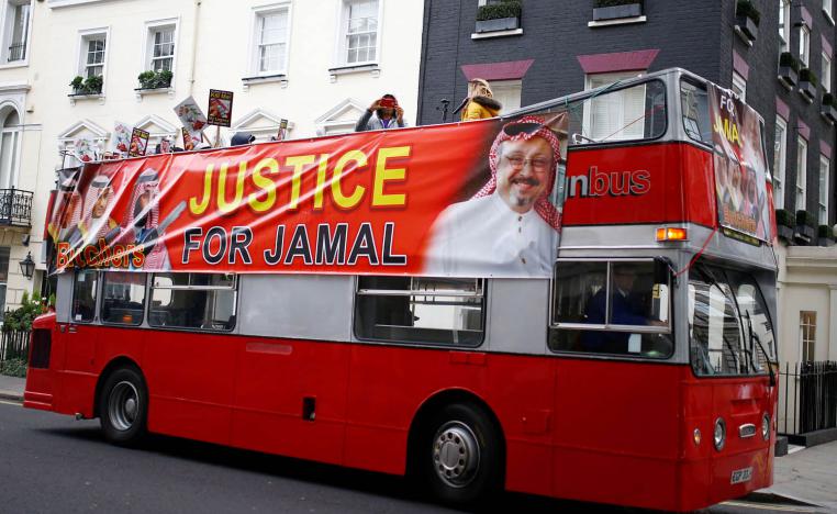 حافلة تجول لندن بصور لجمال خاشقجي والقيادة السعودية