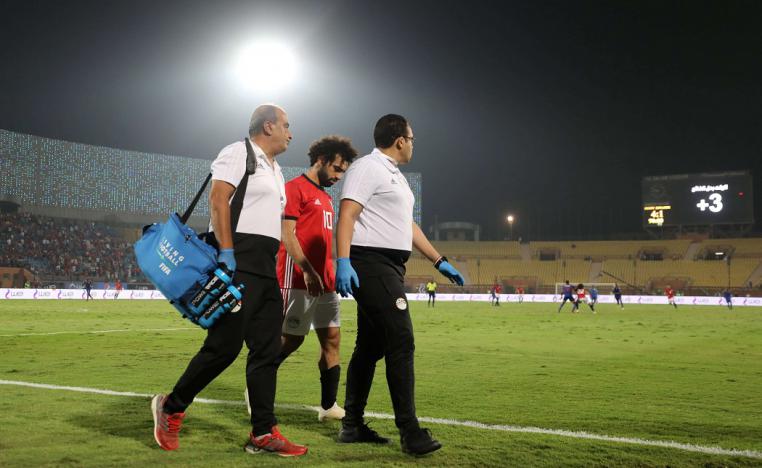 محمد صلاح يغادر الملعب بعد تعرضه لشد عضلي