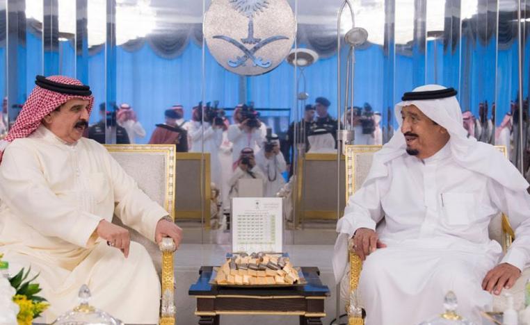 العاهل السعودي الملك سلمان بن عبدالعزيز في لقاء سابق مع عاهل البحرين الملك حمد بن عيسى