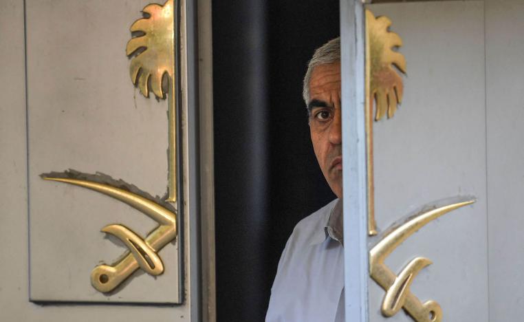 موظف عند بوابة القنصلية السعودية في اسطنبول