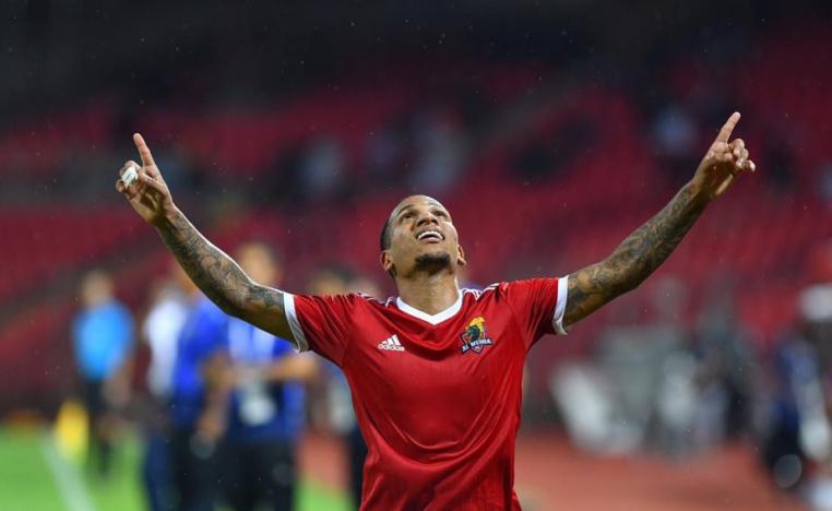 لاعب الوحدة يحتفي بالفوز على الفيحاء