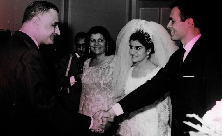 أشرف مروان (يمين) مصافحا الزعيم المصري جمال عبدالناصر خلال حفل زفاف الاول بأخت الثاني