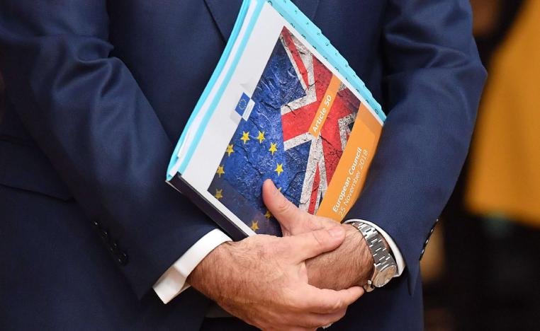 رئيسة الحكومة البريطانية تيريزا ماي مع رئيس المجلس الأوروبي دونالد توسك