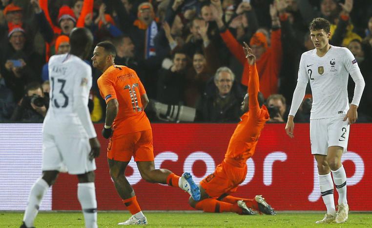 لاعبو هولندا يحتقلون بالهدف الثاني في الشباك الفرنسية