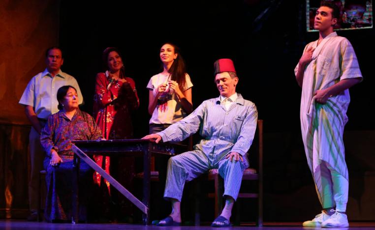 محمد صبحي وسميرة عبدالعزيز في مشهد من مسرحية "خيبتنا"