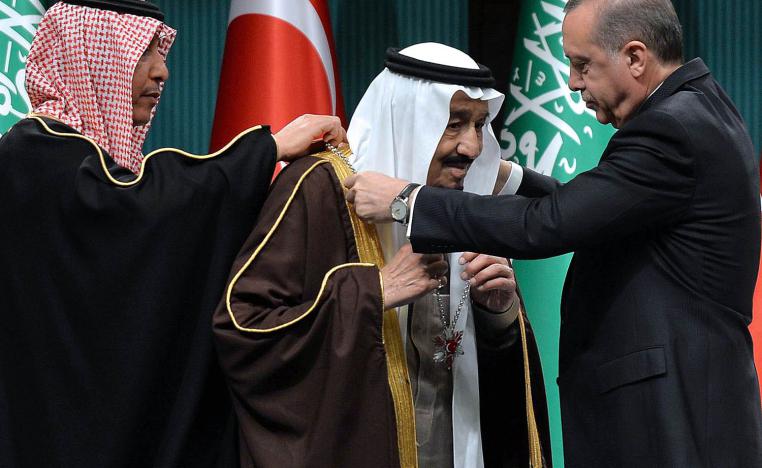 الرئيس التركي أردوغان يقلد العاهل السعودي سلمان بن عبدالعزيز أعلى وسام تركي