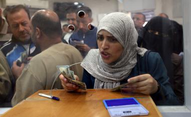 مصارف غزة تبدأ بتوزيع المنحة المالية القطرية لموظفي حماس 