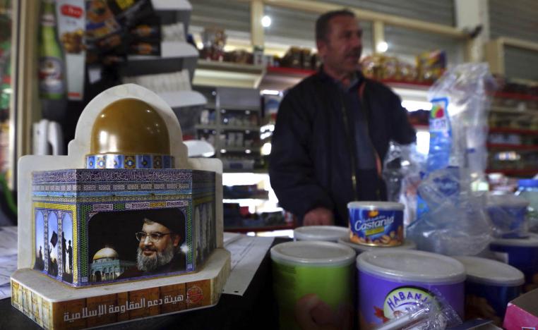 دكان في بيروت يعرض صندوقا لجمع التبرعات لحزب الله