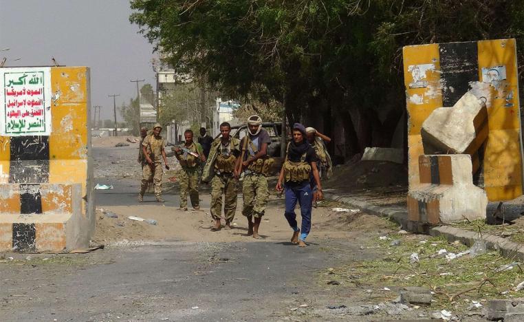 Yemeni pro-government forces gather on the eastern outskirts of Hodeidah