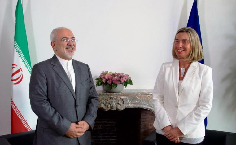 مفوضة السياسة الخارجية بالاتحاد الأوروبي فيديريكا موغريني مع نظيرها الإيراني جواد ظريف