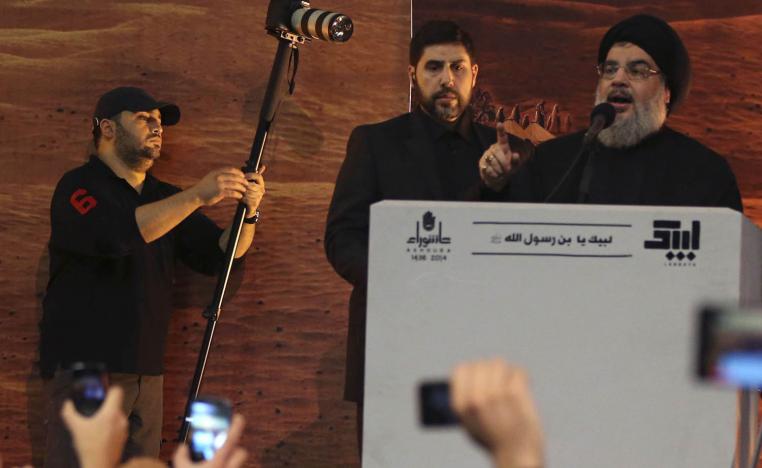 حسن نصرالله وابنه جواد في مؤتمر صحفي في بيروت