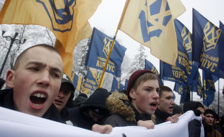 نشطاء اوكرانيون يتظاهرون أمام السفارة الروسية في كييف احتجاجا على احتجاز موسكو سفنا أوكرانية بطواقمها