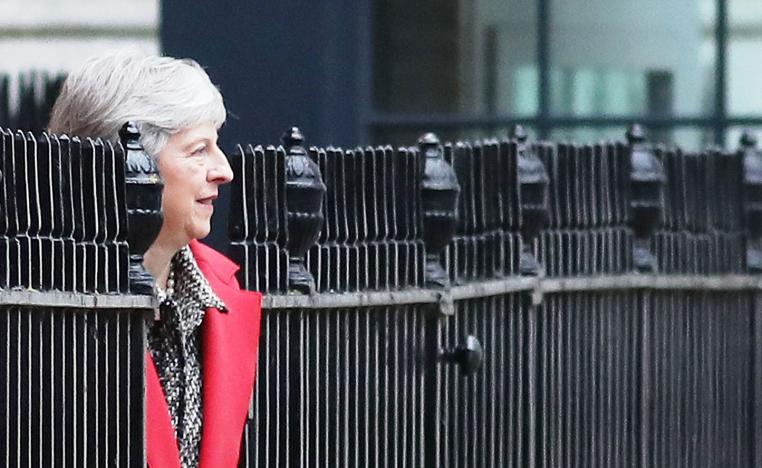 رئيسة الوزراء البريطانية تيريزا ماي في وضع صعب