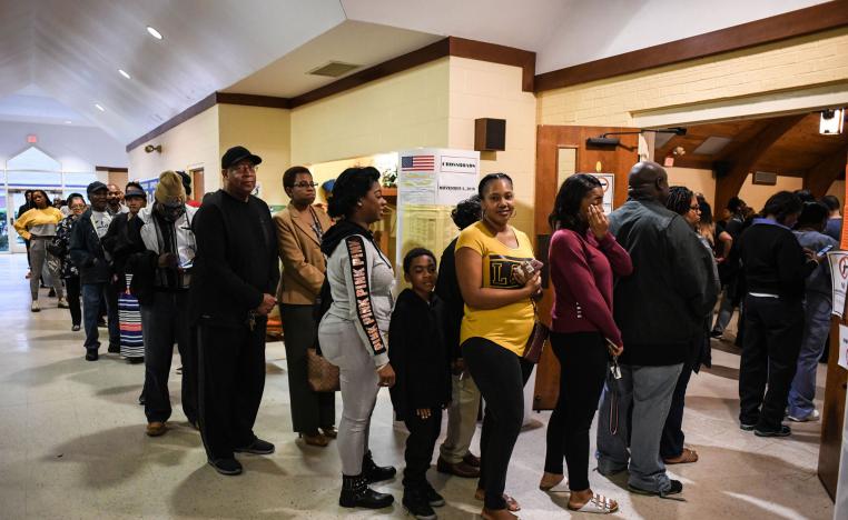 الناخبون الأميركيون يقبلون بكثافة على مكاتب الاقتراع