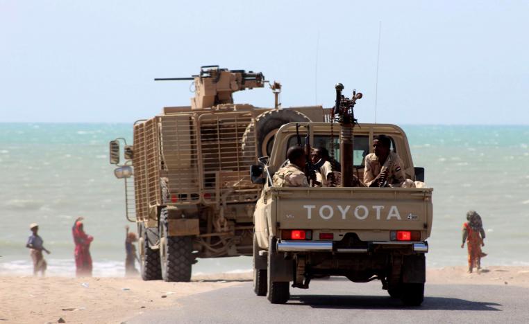 الاشتباكات تقترب من الميناء