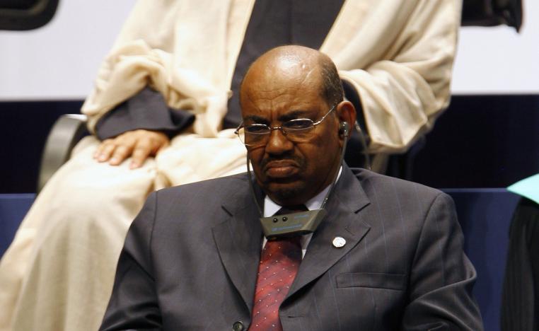 الرئيس السوداني عمر البشير يواجه ضغوطا شعبية تحت وطأة أسوأ أزمة اقتصادية