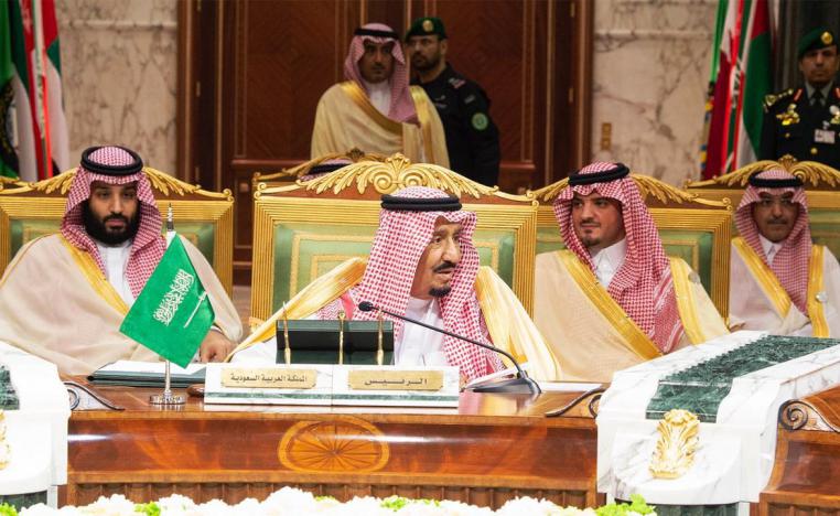 العاهل السعودي الملك سلمان بن عبدالعزيز وإلى جانبه ولي العهد الأمير محمد بن سلمان