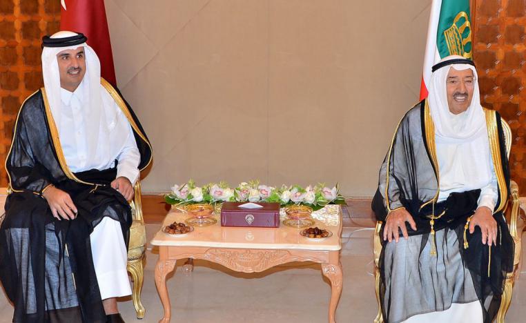 أمير الكويت الشيخ صباح الأحمد الجابر الصباح في لقاء سابق مع أمير قطر الشيخ تميم بن حمد