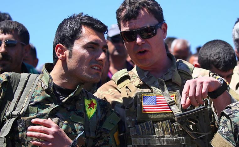 جندي أميركي وجندي كردي