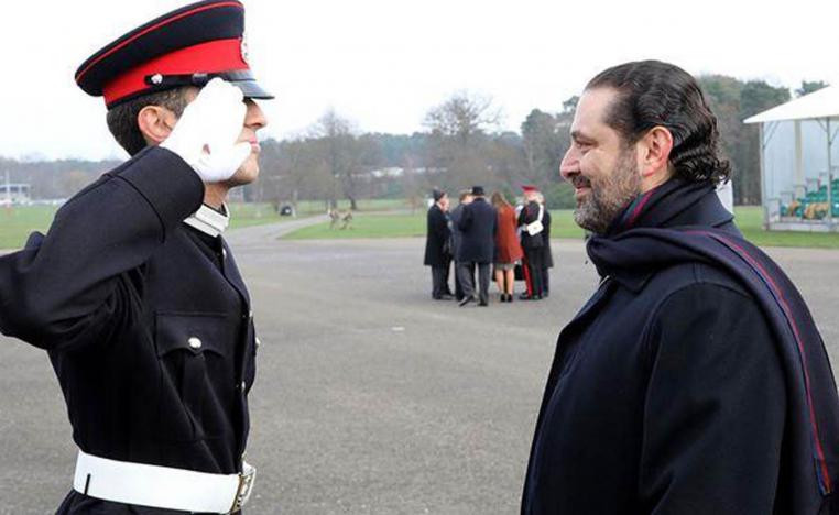 حسام الحريري يؤدي التحية العسكرية لوالده سعد الحريري