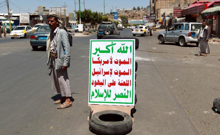 مقاتل حوثي أمام نقطة تفتيش في صنعاء