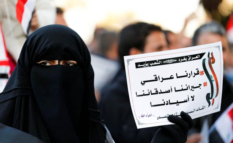 عراقية تشارك في تظاهرة لجماعة مقتدى الصدر تندد بتدخل دول الجوار
