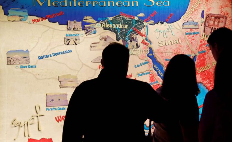مصريون ينظرون إلى خريطة لمنطقة شمال البحر الأحمر