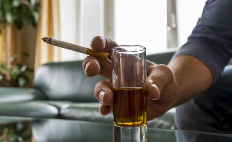 شخص يتناول الكحول اثناء التدخين