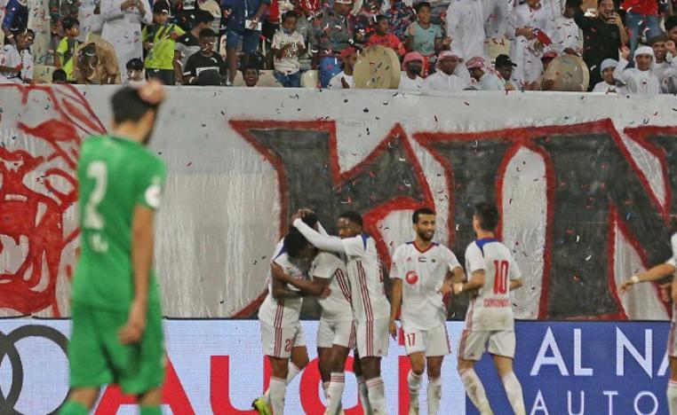 لاعبو الشارقة يحتفلون بفوزهم الكبير والمهم على الامارات