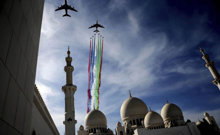 طائرات الاتحاد والامارات تستعرضان بصحبة فريق الفرسان في سماء مسجد الشيخ زايد في أبوظبي بمناسبة العيد الوطني في الإمارات