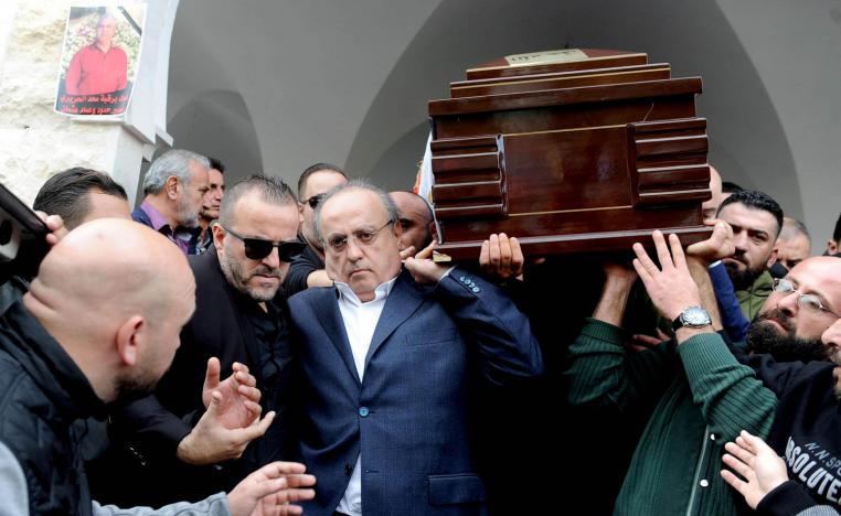 وئام وهاب يحمل نعش مرافقه محمد أبودياب الذي قتل أثناء محاولة توقيف وهاب