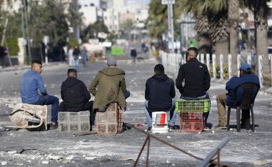 فلسطينيون يقطعون طريقا رئيسية في الضفة بالقرب من رام الله