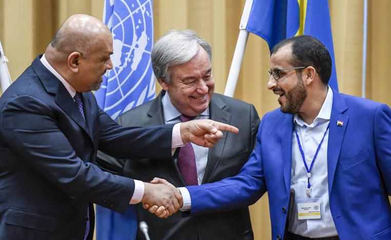 الأمين العام للأمم المتحدة أنطونيو غوتيريش يتوسط مصافحة وزير الخارجية اليمني خالد اليمان وممثل الحوثيين محمد عبدالسلام