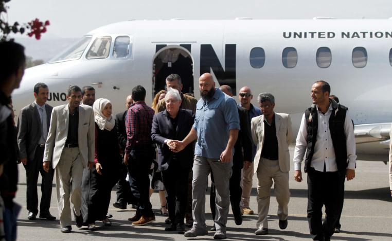 غريفيث ووفد الحوثيين معا الى السويد من مطار صنعاء