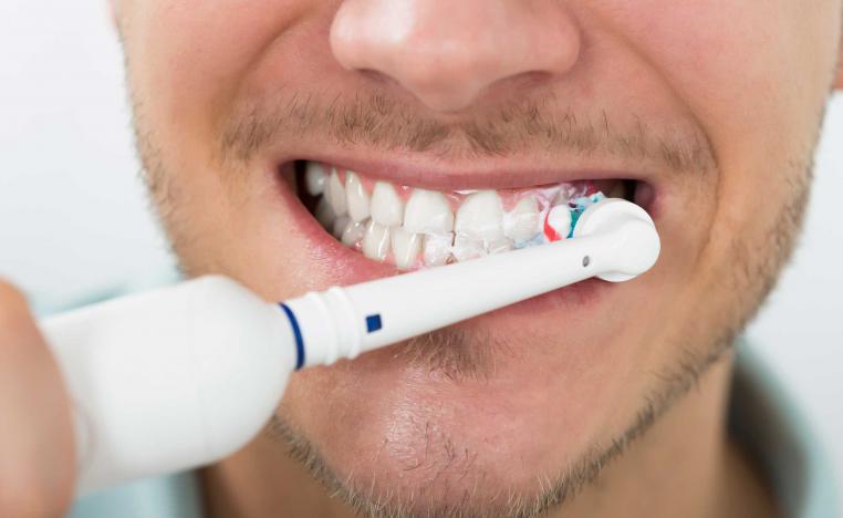 تنظيف الاسنان