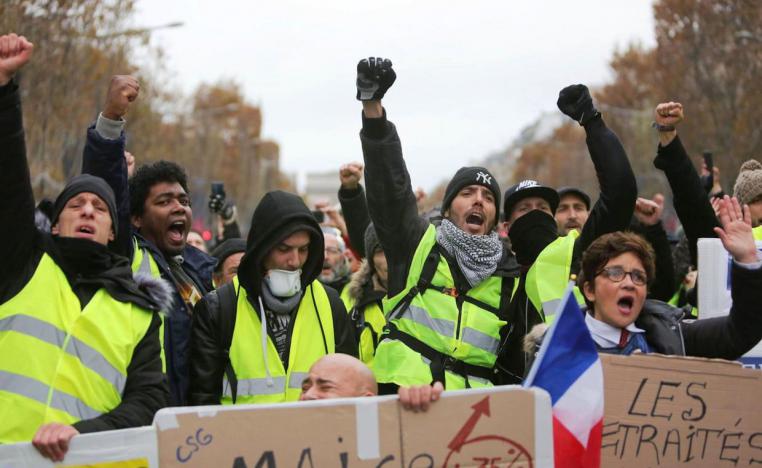 احتجاجات حركة السترات الصفراء تفاقم متاعب الرئيس امانويل ماكرون