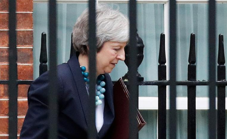 رئيسة الوزراء البريطانية تيريزا ماي تكابد قبل أشهر من بريكست