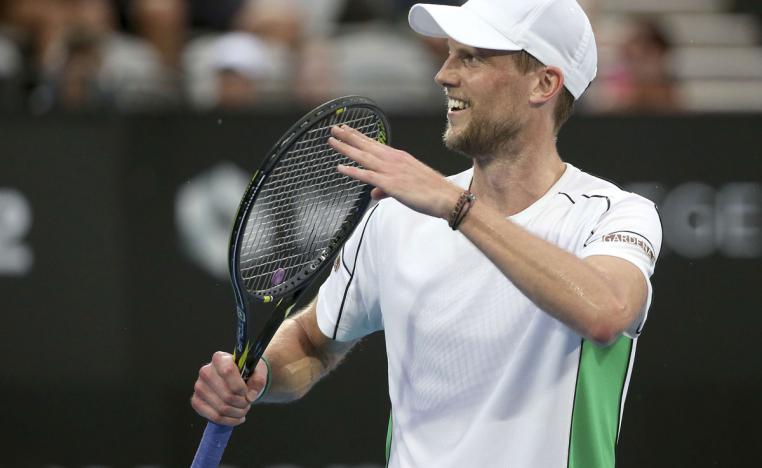 سيبي يفوز على تسيتسيباس في أول مواجهة بينهما