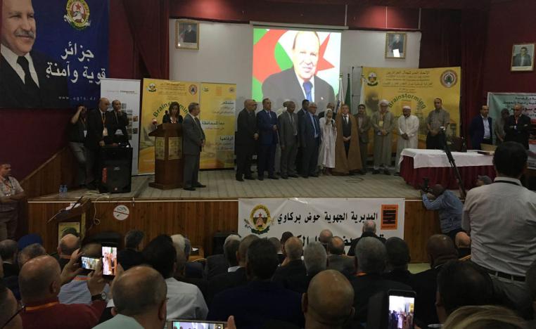 جزائريون يتجمعون في احتفال ديني ويرفعون صورة الرئيس بوتفليقة