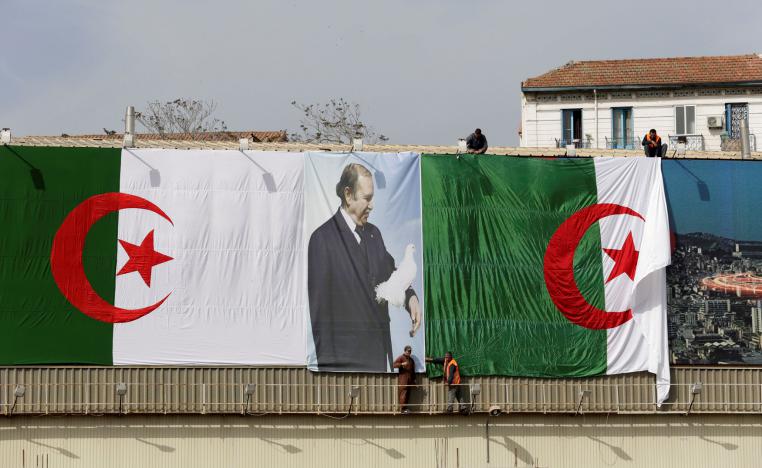 لافتة دعائية عملاقة لبوتفليقة في أحد شوارع الجزائر خلال الانتخابات السابقة