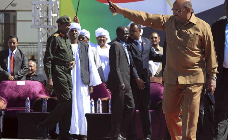 البشير يلوح بعصاه لمناصريه