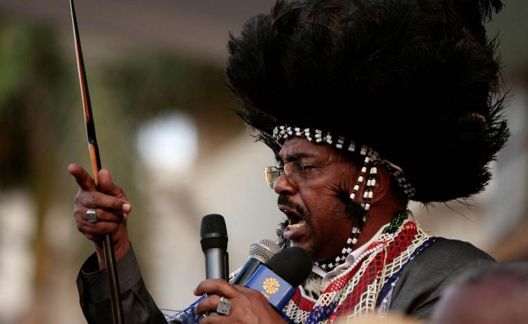 الرئيس السوداني عمر البشير بزي من جنوب السودان