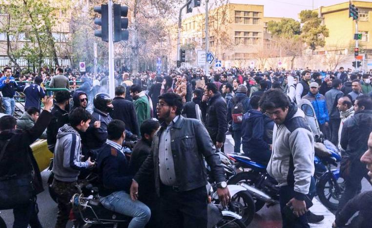 الاحتجاجات العمالية توقفت لكن الاحتقان الشعبي على حاله في إيران