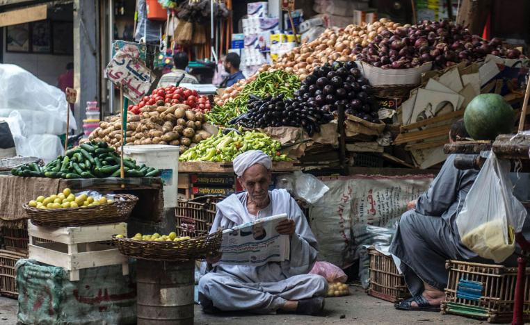 مصري يقرأ جريدة في سوق شعبية في القاهرة